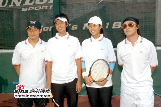 组图:张学友陈奕迅出席善网球大赛 与冠军联手