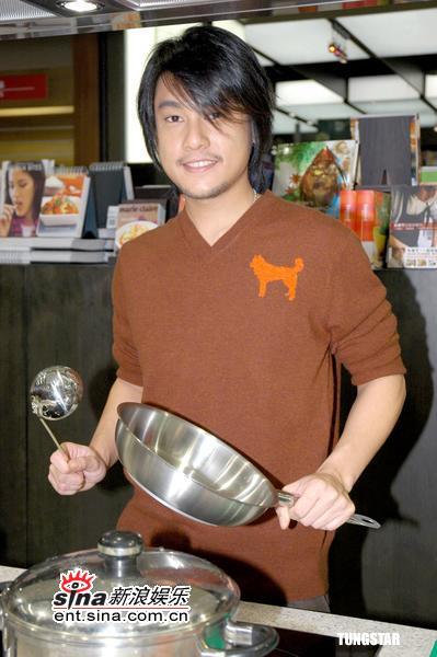 组图：朱孝天新书卖出好成绩发布会上大展厨艺