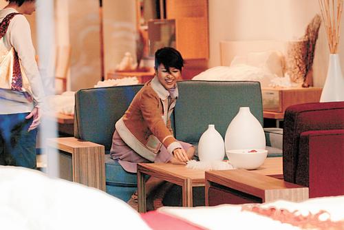 薛凯琪选购双人大床财源滚滚家居大装修(组图)