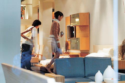 薛凯琪选购双人大床财源滚滚家居大装修(组图)