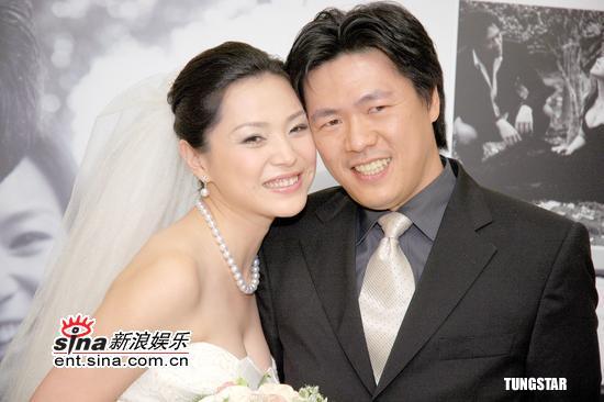 组图张凤书举行婚宴与丈夫热吻幸福温馨