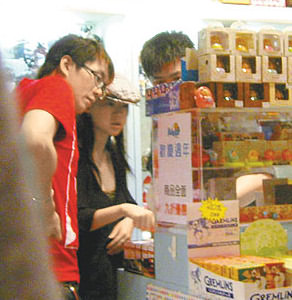 曾宝仪逛街男友呵护穿着宽松被疑怀孕(组图)