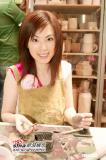 组图：16位香港小姐一起制作陶艺玩泥巴显可爱