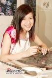 组图：16位香港小姐一起制作陶艺玩泥巴显可爱