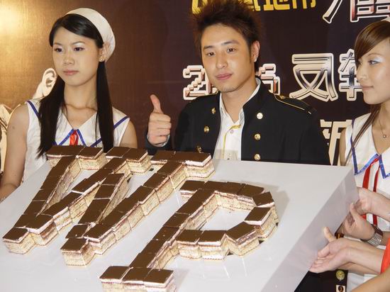 《转摘》潘玮柏上海庆祝生日 展示百万镶钻麦克风
