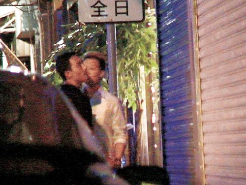 《转摘》张柏芝御用化妆师疑为同性恋 当街抱男友