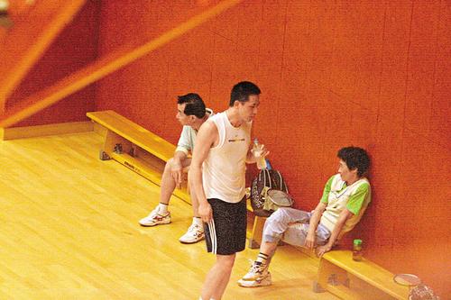 组图:张国荣50岁冥寿昔日最爱唐唐与帅哥打球
