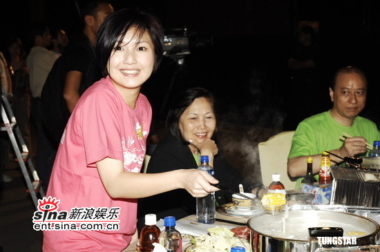 组图：杨千嬅张含韵等出席《锅心暖暖哈啰喂》