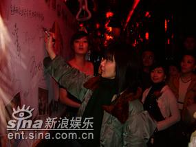 《转摘》关之琳当老板开酒吧 周年盛会亮相北京