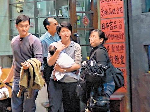 组图：袁咏仪张智霖举家会好友一家三口曝光