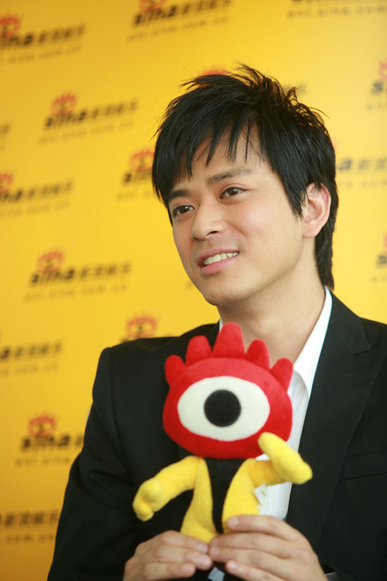 图文：陈晓东做客聊签约--紧握“新浪娃娃”