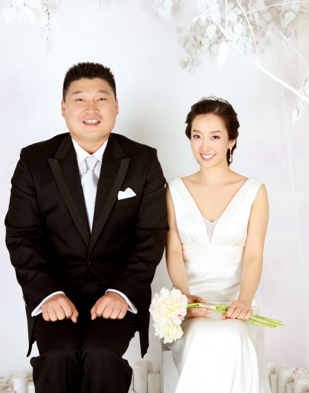 姜虎东今日与比自己小9岁的新娘举行婚礼(图)