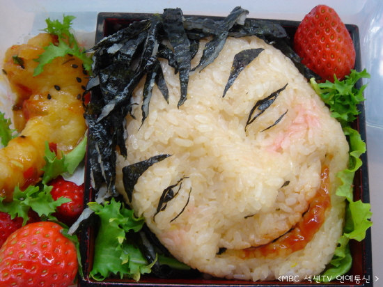 《转摘》rain的笑脸成便当 米饭做脸蕃茄酱缀红唇