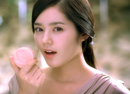 组图：清纯美女韩佳仁代言化妆品皮肤白皙自然