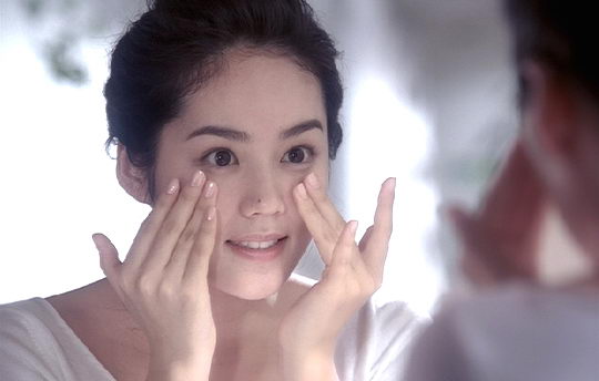组图：清纯美女韩佳仁代言化妆品皮肤白皙自然