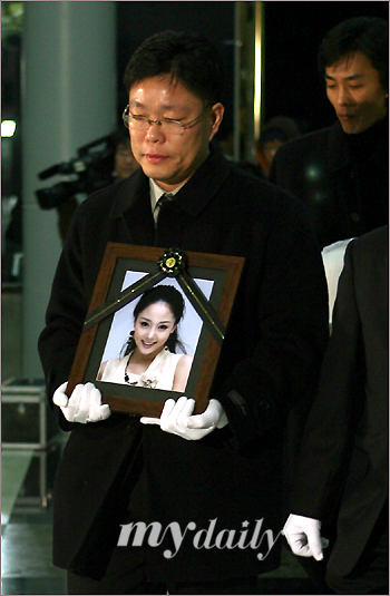 组图：U-Nee遗体火化骨灰安置于京畿道殡仪馆
