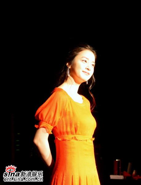 金泰熙橙色裙装靓丽代言 甜甜浅笑迷人【图】
