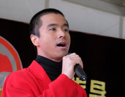 图文:歌手红豆监狱内高唱"忏悔歌" -表演新歌