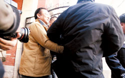 蒋大为欠款案愈演愈烈债主清早堵家门贴身紧逼