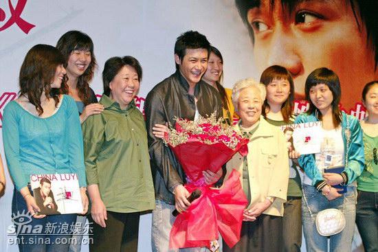 图文：陆毅发写真给父亲祝寿众FANS前来祝贺(7)