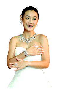 詹小楠珠光宝气亮相鹏菲吧不想再演悲情女(图)
