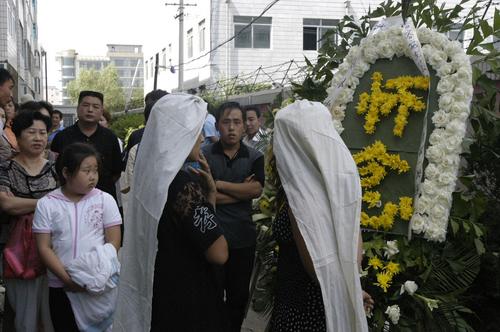 组图:亲友悼念高秀敏 赵本山宋丹丹送来花圈