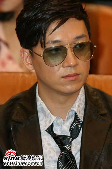 潘粤明爱车被砸已报警近万元现金被偷走(附图)