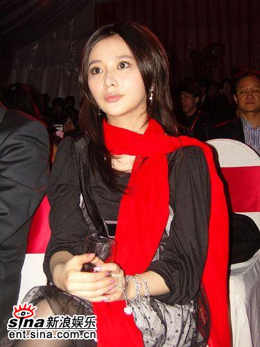熊乃瑾亮相“红妆”典礼人气急升势不可挡(图)