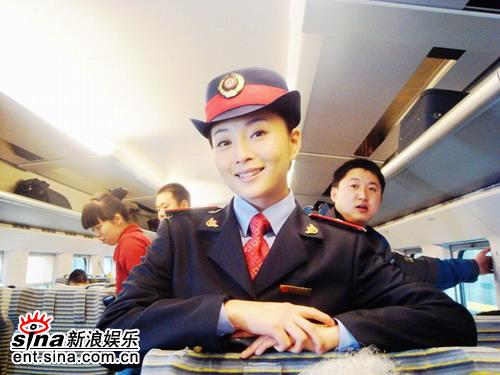 殷桃化身“微笑天使”笑容随动车组传遍全国