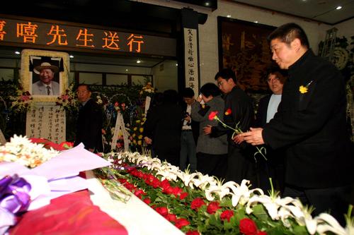 组图著名笑星笑嘻嘻追悼会在上海举行