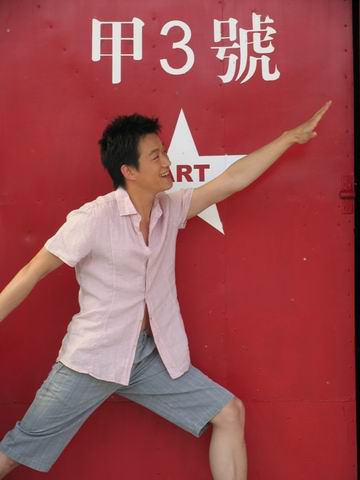 佟大为拍宣传照蓝天阳光下展现纯真笑容(组图)