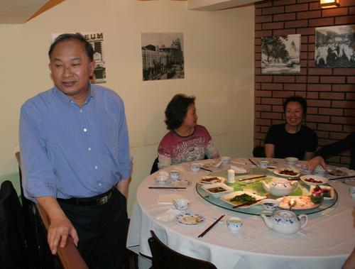 《转摘》吴宇森与爱妻共享美食 品上海菜邂逅记者