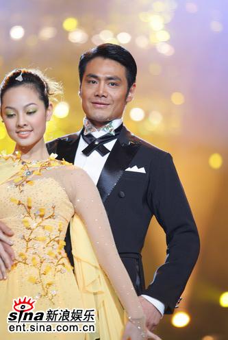 图文：舞林大会最后一场复赛--邵兵与舞伴如一对新人