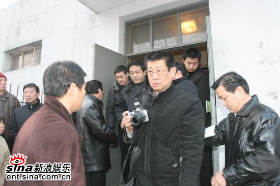 图文：马季遗体从中日友好医院出发--大批记者守侯