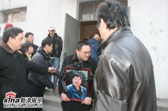 图文：马季遗体从中日友好医院出发--遗像