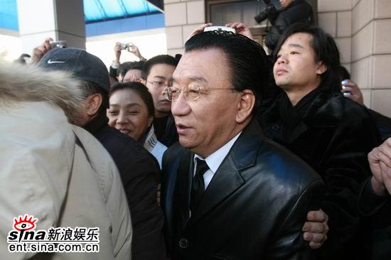 图文：马季追悼会八宝山举行--侯耀华一身黑衣