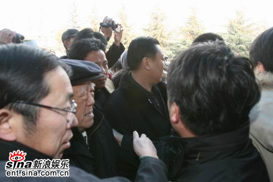 图文：马季追悼会八宝山举行--现场混乱