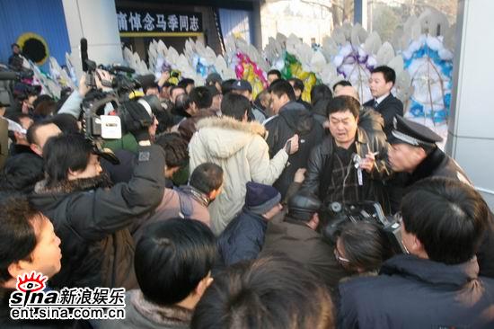 图文：马季追悼会八宝山举行--人潮涌动