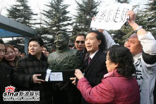 图文：马季追悼会--特别制作的纪念雕像