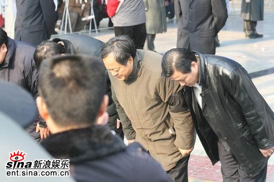 图文：马季遗体已火化--弟子们给大家鞠躬