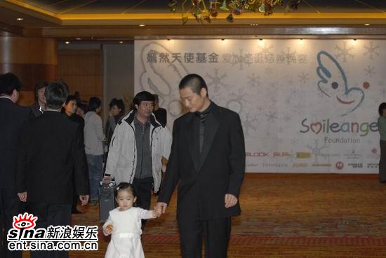 图文：嫣然天使基金筹款晚宴--景岗山与女儿