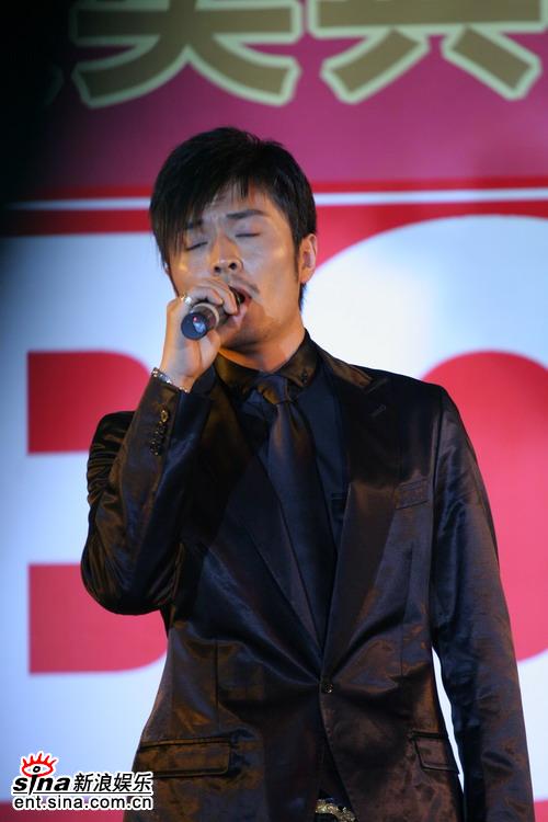 图文：BQ2006年度红人榜--于小伟优美歌唱