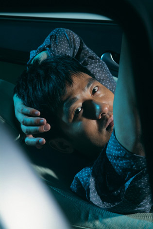 为杂志拍摄名车写真郭晓冬演绎对立自我(组图)
