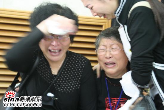 图文:陈晓旭告别仪式--小姨和妈妈痛哭