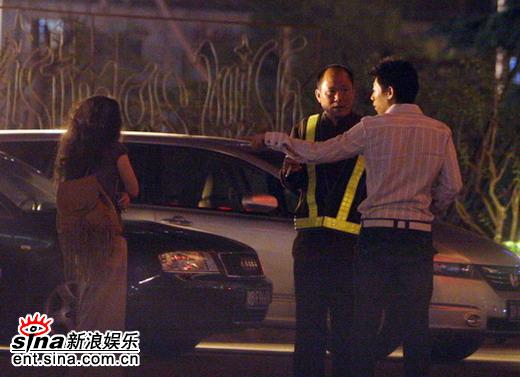 图文：夏雨袁泉擦肩而过--情绪不好手指车位
