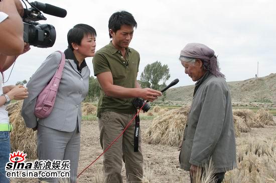 图文:古天乐百事慈善兰州行--采访村民