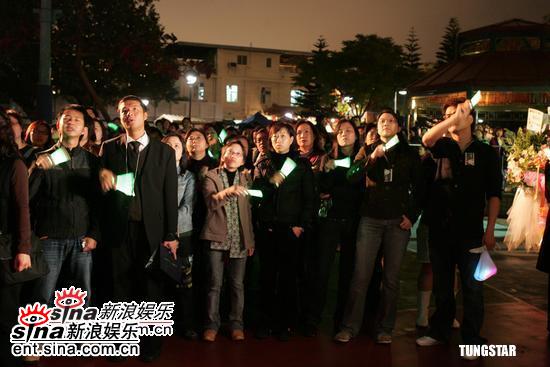 图文：梅艳芳病逝两周年--挥动荧光棒