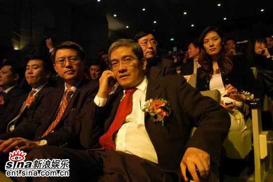 图文:香港中文大学教授郎咸平在观众席上观礼