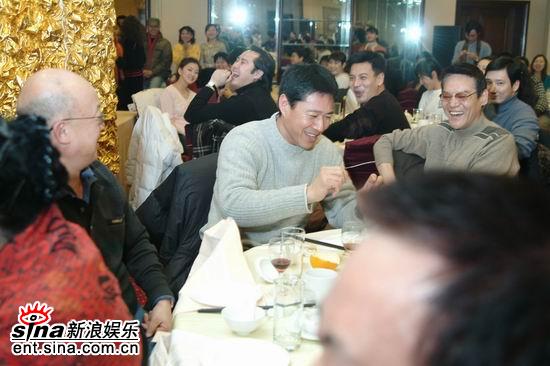 图文：新春家宴众星齐聚--张丰毅巍子互相逗趣