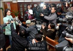 组图：文根英毕业典礼校方请80多位警察保护